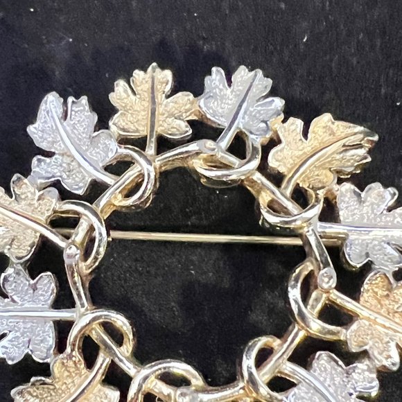 Vintage Sarah Coventry Gold/Silver Tone Wreath of Leaves Brooch (3108) - Picture 3 of 6